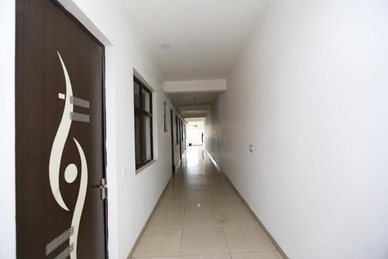 Отель Oyo Mahak Residency Манесар Экстерьер фото